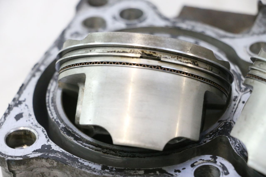 photo de CYLINDRE PISTON SUZUKI BURGMAN EXECUTIVE ABS 650 (2006 - 2012) - Angle alternatif