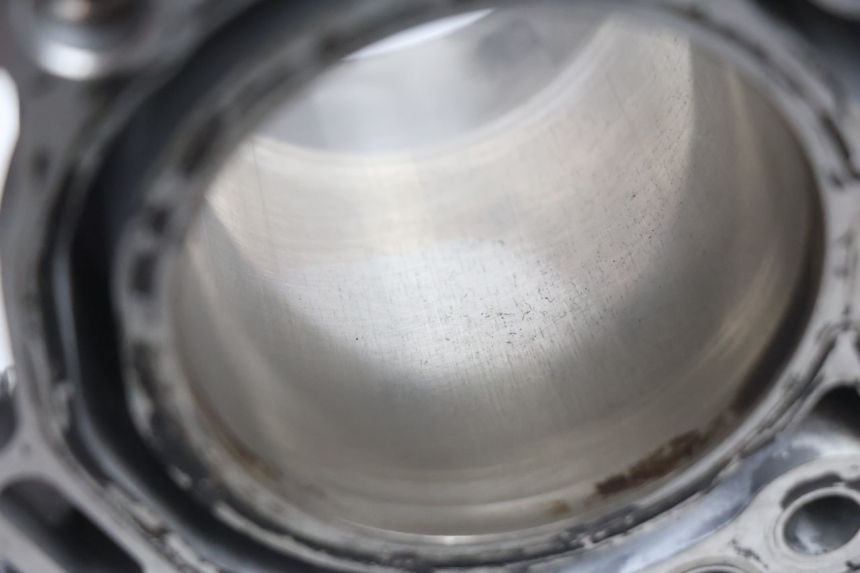 photo de CYLINDRE PISTON SUZUKI BURGMAN EXECUTIVE ABS 650 (2006 - 2012) - Aperçu profil