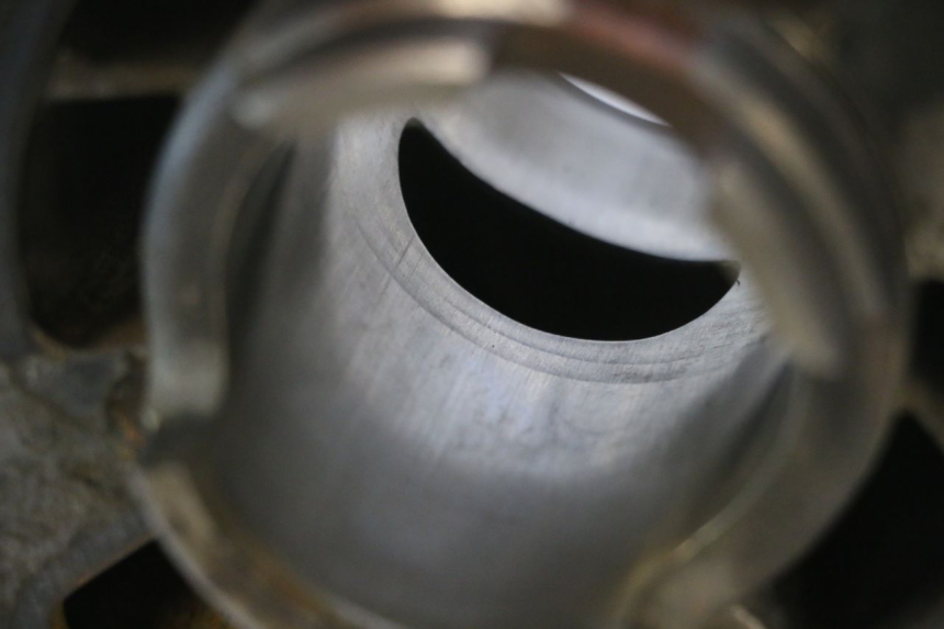 photo de CYLINDRE PISTON HONDA FES PANTHEON 2T 125 (1998 - 2002) - Gros plan technique