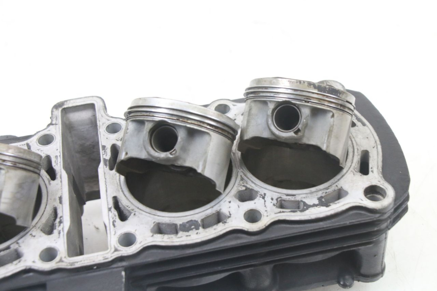 photo de CYLINDRE PISTON YAMAHA FZS FAZER 600 (2001 - 2003) - Zoom état d’usage