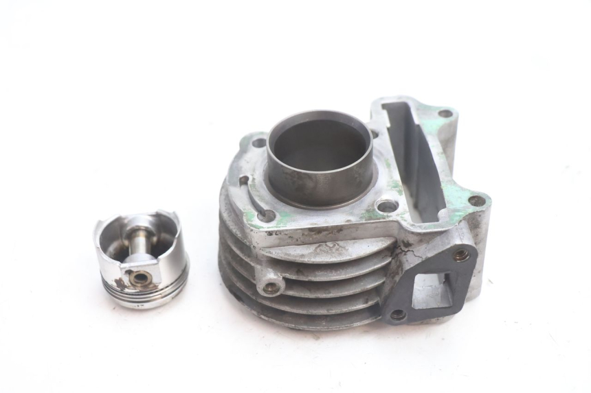 photo de CYLINDRE PISTON PEUGEOT KISBEE 4T 50 (2010 - 2017) - Gros plan technique