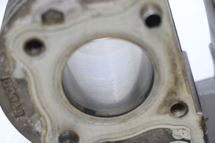 photo de CYLINDRE PISTON PEUGEOT KISBEE 4T 50 (2010 - 2017) - Points de fixation