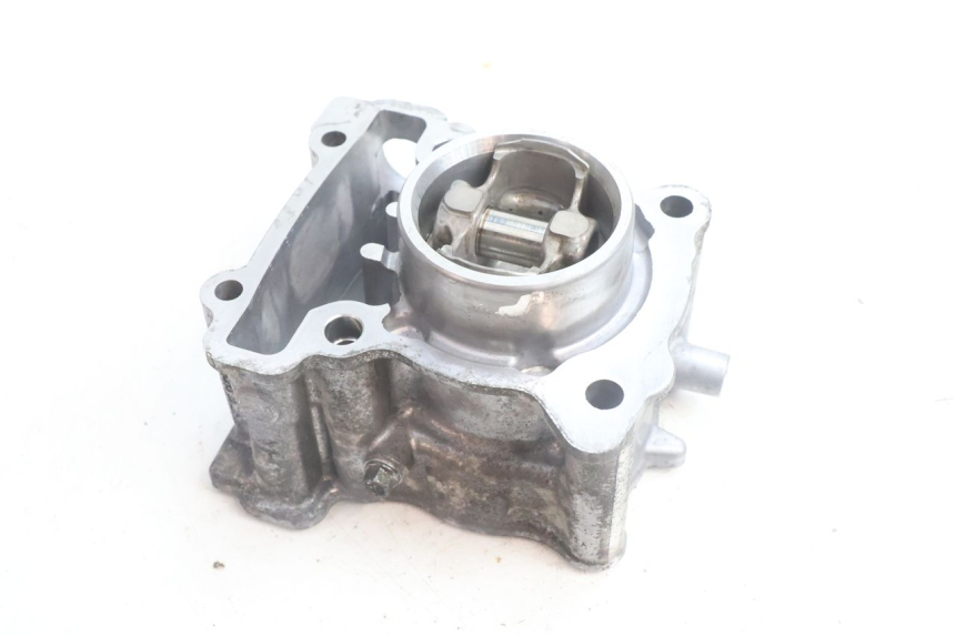 photo de CYLINDRE PISTON YAMAHA N-MAX NMAX 125 (2021 - 2024) - Gros plan technique