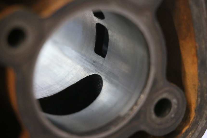 photo de CYLINDRE PISTON MBK NITRO 50 (2004 - 2008) - Gros plan technique