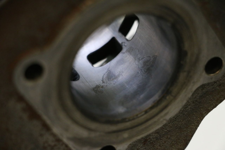 photo de CYLINDRE PISTON PEUGEOT SPEEDFIGHT 2 AC 50 (2000 - 2009) - Gros plan technique