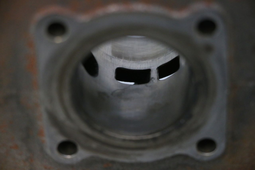 photo de CYLINDRE PISTON PEUGEOT SPEEDFIGHT 2 AC 50 (2000 - 2009) - Points de fixation