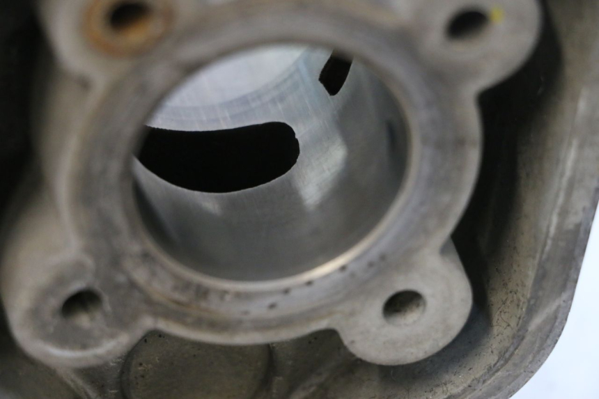 photo de CYLINDRE PISTON PEUGEOT SPEEDFIGHT LC 50 (1996 - 2002) - Gros plan technique