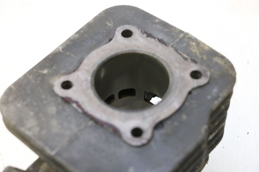 photo de CYLINDRE PISTON PEUGEOT TREKKER 50 (1995 - 2004) - Gros plan technique