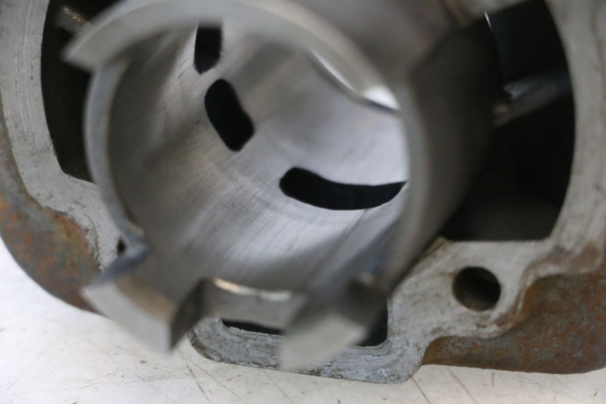 photo de CYLINDRE PISTON PIAGGIO TYPHOON 50 (2000 - 2009) - Gros plan technique