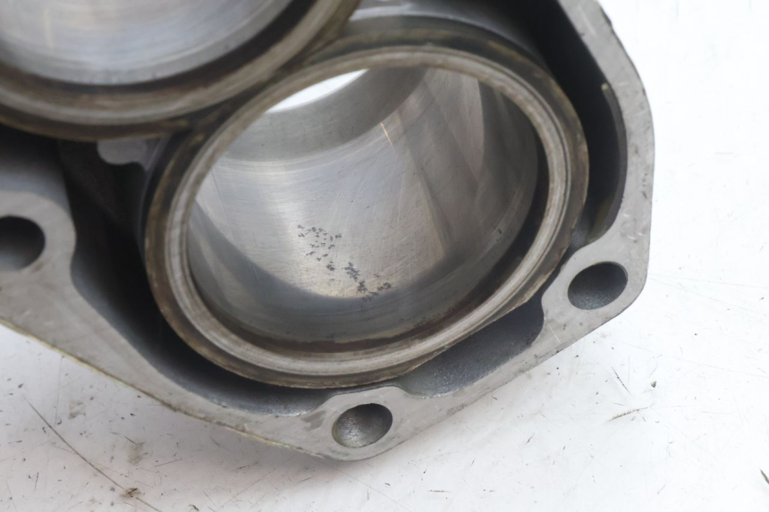 photo de CYLINDRE PISTON KAWASAKI ZZR 600 (1995 - 2004) - Gros plan technique