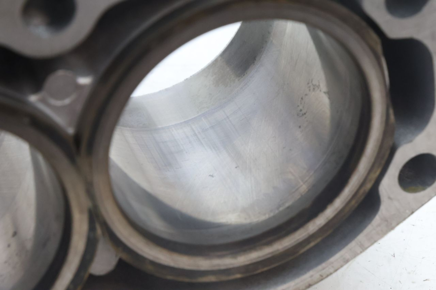 photo de CYLINDRE PISTON KAWASAKI ZZR 600 (1995 - 2004) - Vue rapprochée