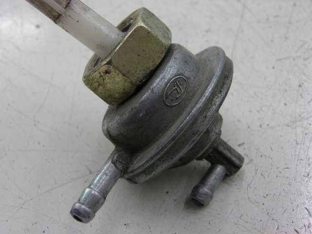 photo de DEPRESSION RESERVOIR PEUGEOT TWEET 4T 50 (2010 - 2014)