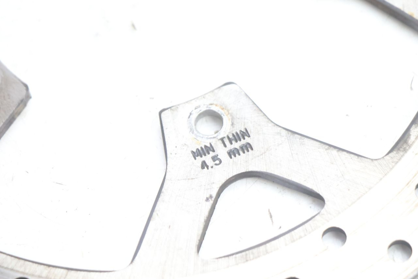 photo de DISQUE FREIN AVANT PEUGEOT SATELIS 125 (2006 - 2009) - Gros plan technique