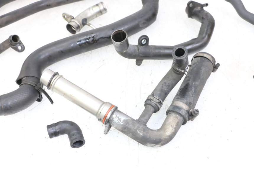 photo de DURITE RADIATEUR YAMAHA FZ1 FAZER 1000 (2007 - 2009) - Gros plan technique