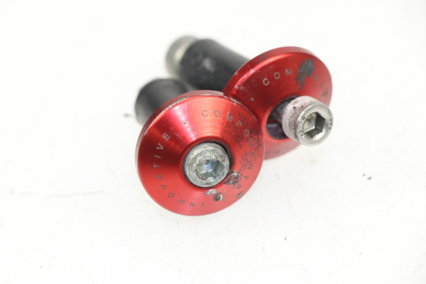 photo de EMBOUT DE GUIDON TRIUMPH STREET TRIPLE 675 (2007 - 2012)