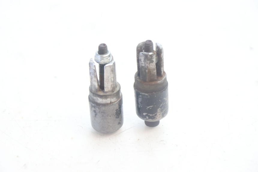 photo de EMBOUT DE GUIDON YAMAHA YP MAJESTY 125 (2007 - 2010) - Gros plan technique