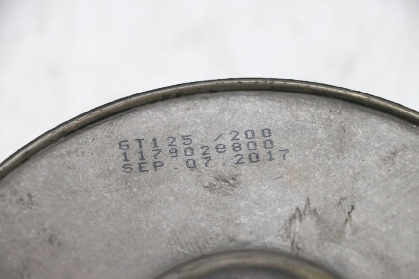 photo de EMBRAYAGE PEUGEOT SATELIS 125 (2013 - 2018) - Gros plan technique