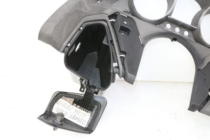 photo de ENTOURAGE COMPTEUR KYMCO DINK STREET 125 (2009 - 2014) - Vue rapprochée