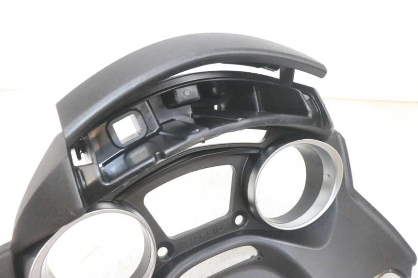 photo de ENTOURAGE COMPTEUR PIAGGIO MP3 HPE 300 (2019 - 2026) - Gros plan technique