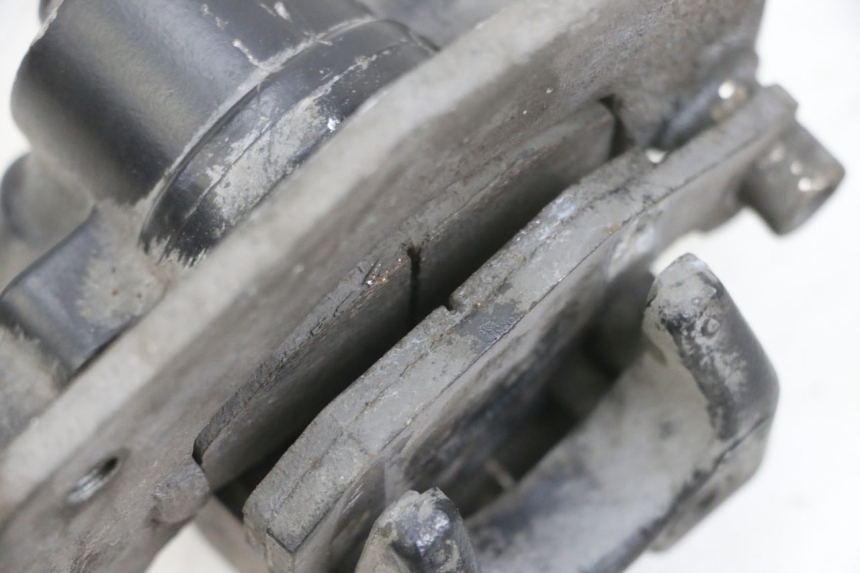 photo de ÉTRIER DE FREIN ARRIÈRE SUZUKI BURGMAN 125 (2007 - 2014) - Gros plan technique