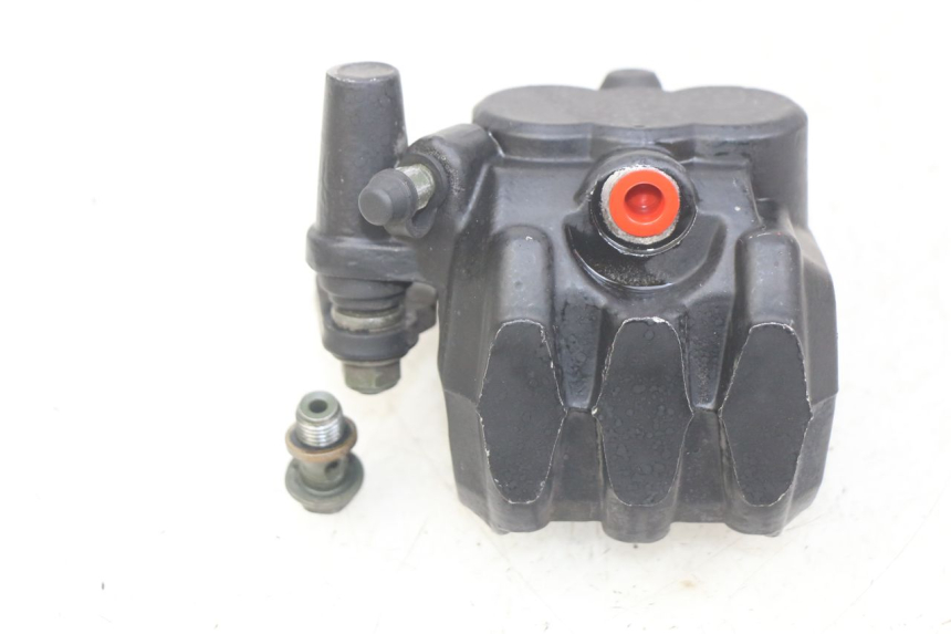 photo de ÉTRIER DE FREIN ARRIÈRE YAMASAKI RAPTOR 50 (2013 - 2018) - Gros plan technique