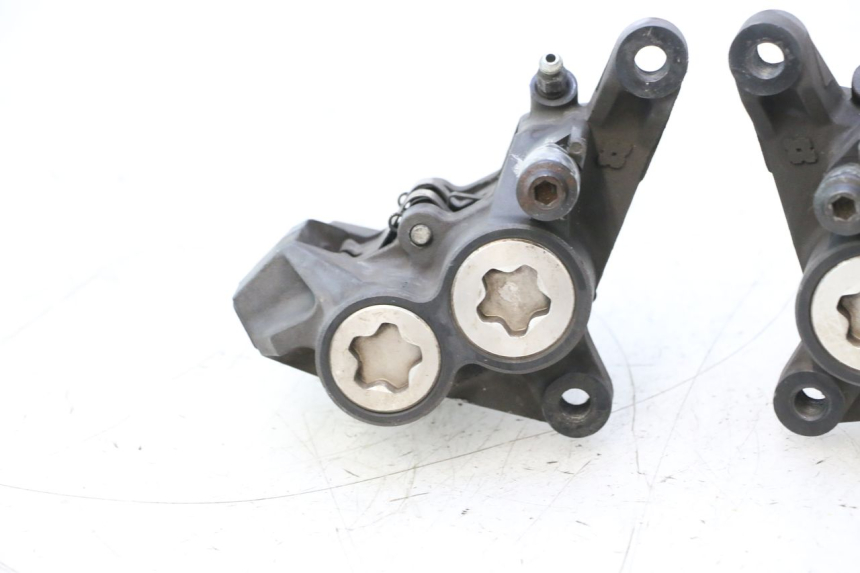 photo de ETRIER FREIN AVANT YAMAHA FJR 1300 (2001 - 2005) - Points de fixation