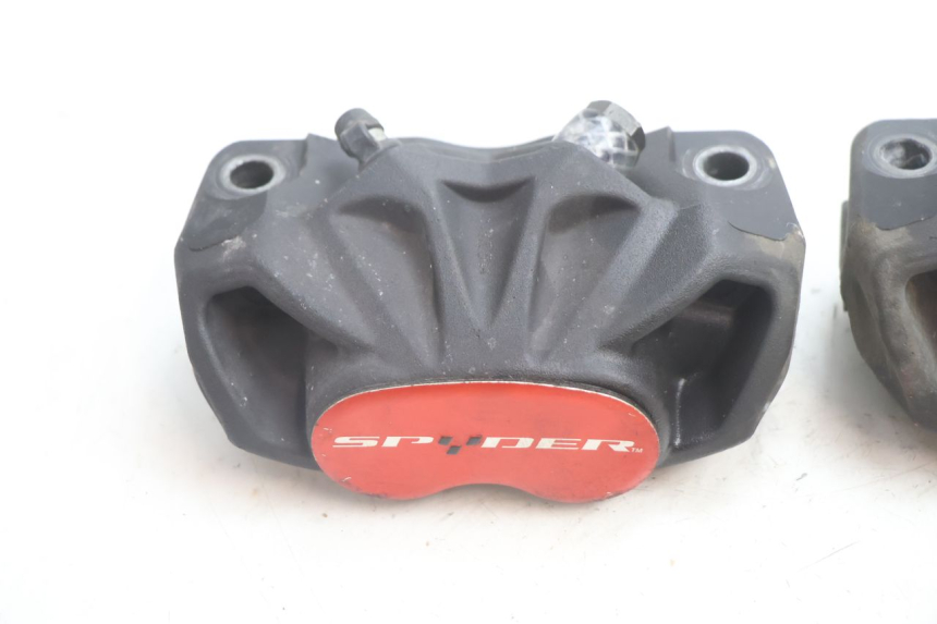 photo de ETRIER FREIN AVANT CAN-AM SPYDER RS 1000 (2008 - 2012) - Gros plan technique