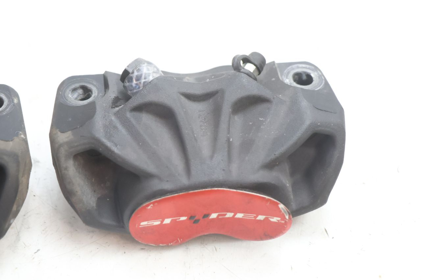 photo de ETRIER FREIN AVANT CAN-AM SPYDER RS 1000 (2008 - 2012) - Vue d’ensemble
