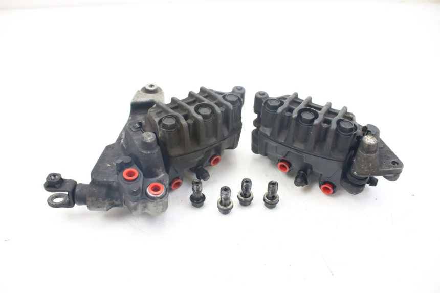 photo de ETRIER FREIN AVANT HONDA VFR FI RC46 800 (1998 - 2001) - Gros plan technique