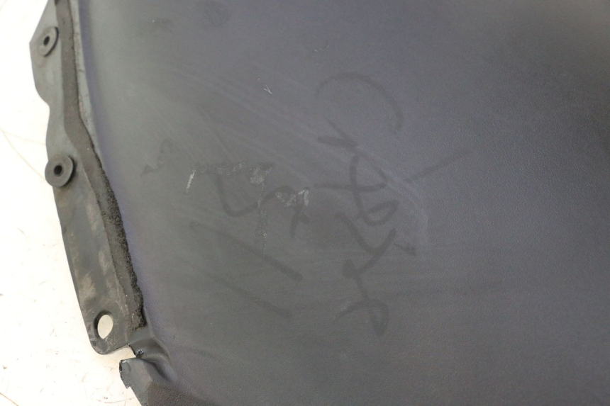 photo de FACE AVANT INTERIEUR SUZUKI BURGMAN 125 (2007 - 2014) - Gros plan technique