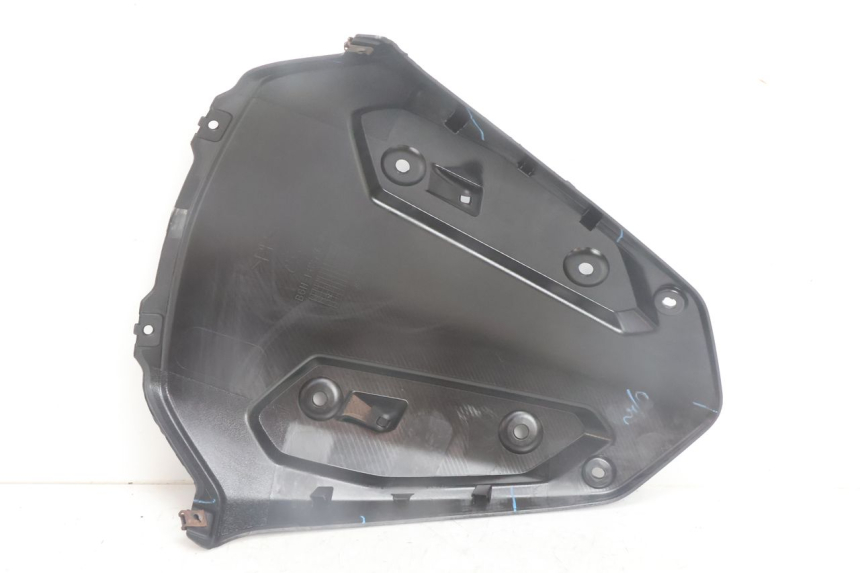 photo de FACE AVANT INTERIEUR YAMAHA N-MAX NMAX 125 (2021 - 2024) - Gros plan technique