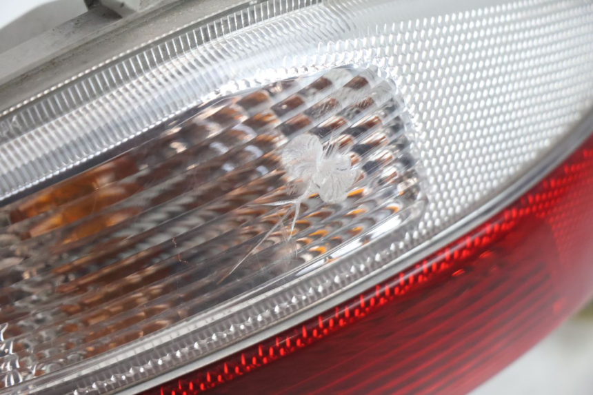 photo de FEU ARRIERE DROIT SUZUKI BURGMAN EXECUTIVE ABS 650 (2006 - 2012) - Zoom état d’usage