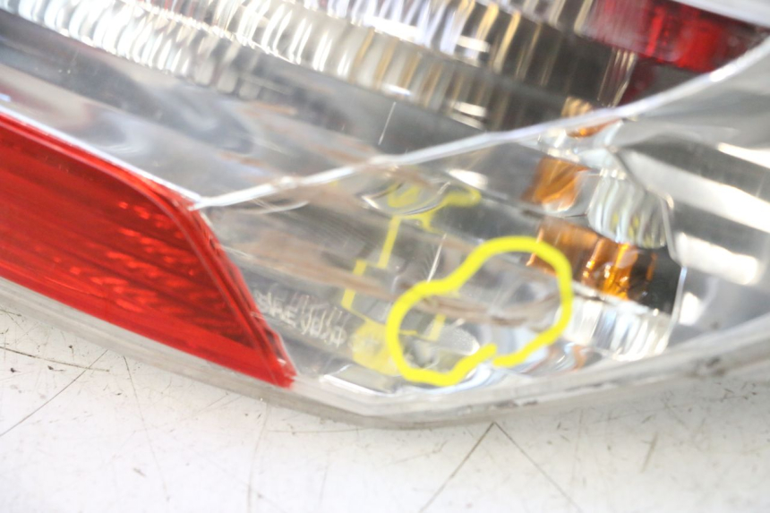 photo de FEU ARRIERE DROIT PIAGGIO MP3 125 (2006 - 2014) - Points de fixation