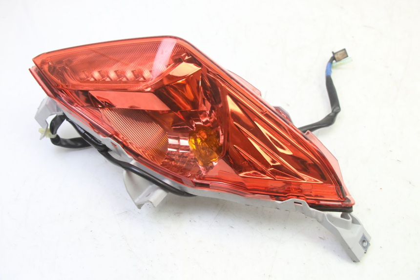 photo de FEU ARRIERE DROIT YAMAHA XMAX X-MAX 125 (2021 - 2025) - Autre angle de vue