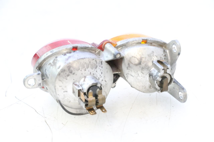 photo de FEU ARRIERE DROIT YAMAHA YP MAJESTY 125 (1998 - 2001) - Gros plan technique