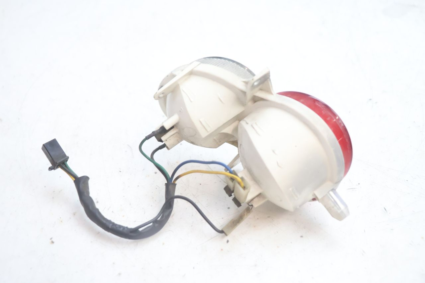 photo de FEU ARRIERE DROIT YAMAHA YP MAJESTY 125 (2002 - 2006) - Gros plan technique
