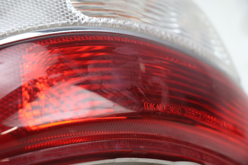 photo de FEU ARRIERE GAUCHE SUZUKI BURGMAN EXECUTIVE ABS 650 (2006 - 2012) - Zoom état d’usage