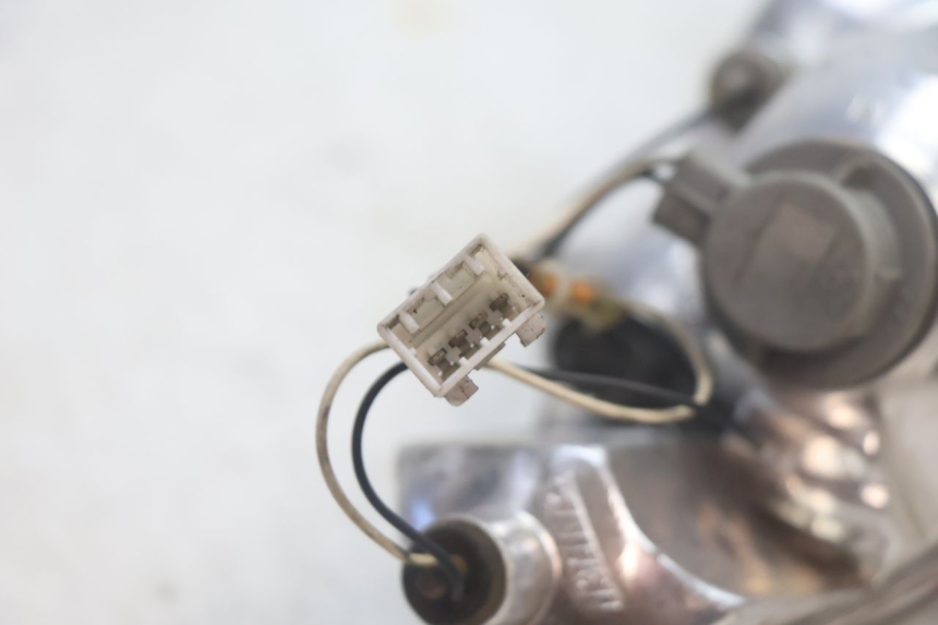 photo de FEU ARRIERE GAUCHE PIAGGIO MP3 125 (2006 - 2014) - Points de fixation