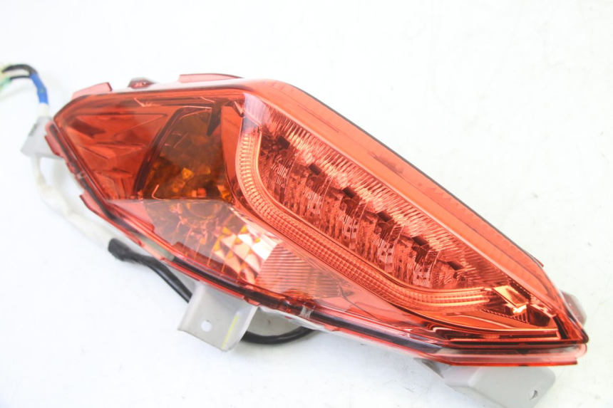 photo de FEU ARRIERE GAUCHE YAMAHA XMAX X-MAX 125 (2021 - 2025)