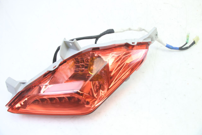 photo de FEU ARRIERE GAUCHE YAMAHA XMAX X-MAX 125 (2021 - 2025)