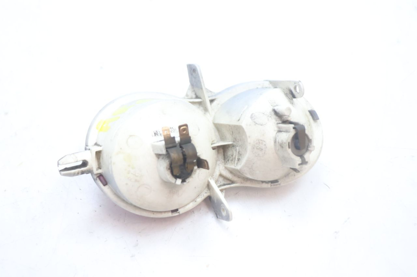 photo de FEU ARRIERE GAUCHE YAMAHA YP MAJESTY 125 (2002 - 2006) - Gros plan technique