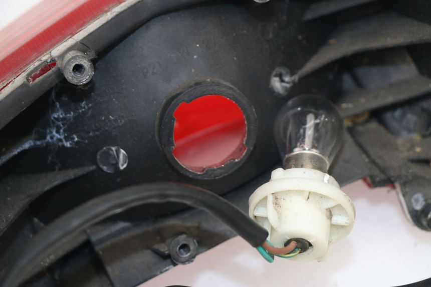 photo de FEU ARRIERE PEUGEOT SUM UP 125 (2008 - 2013) - Zoom état d’usage