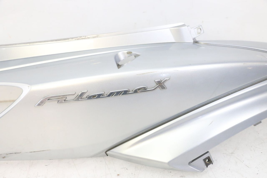 photo de FLANC ARRIERE DROIT MBK FLAME X 125 (2007 - 2016)