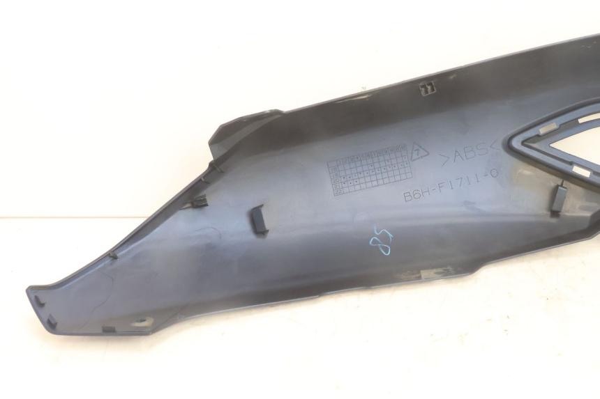 photo de FLANC ARRIERE GAUCHE YAMAHA N-MAX NMAX 125 (2021 - 2024) - Marquages et références