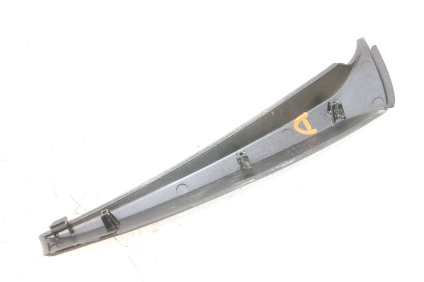 photo de FLANC LATERAL AVANT DROIT APRILIA SR MOTARD 50 (2012 - 2018) - Gros plan technique
