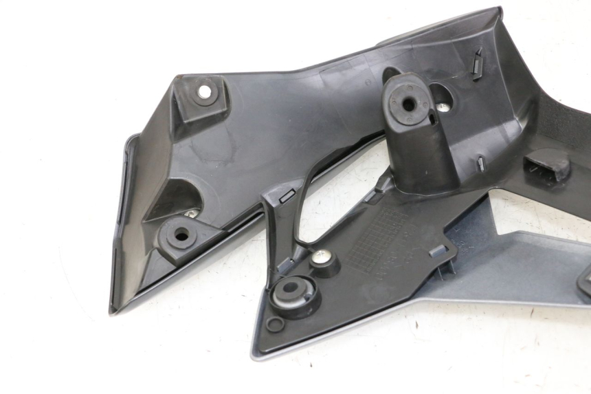 photo de FLANC LATERAL AVANT GAUCHE SUZUKI GSR 750 (2011 - 2017)