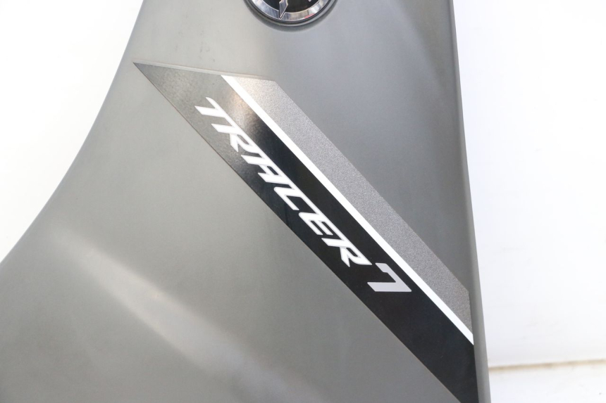 photo de FLANC LATERAL AVANT GAUCHE YAMAHA TRACER 7 700 (2020 - 2024) - Marquages et références