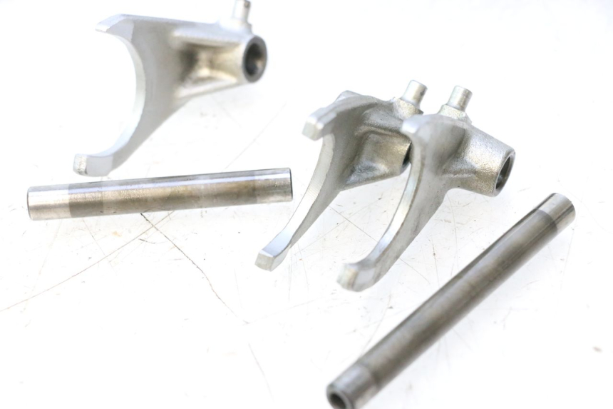 photo de FOURCHETTE BOITE SUZUKI DR S 600 (1985 - 1989) - Gros plan technique