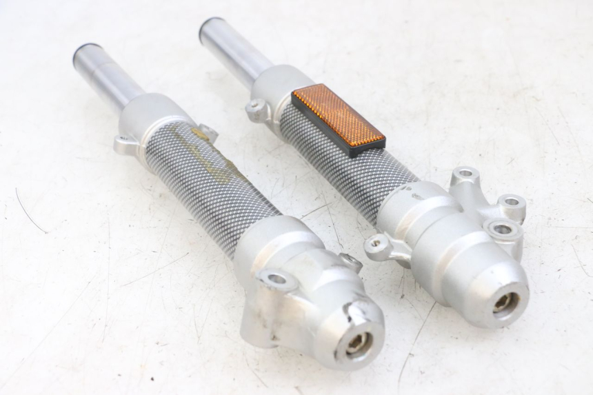 photo de FOURREAU FOURCHE YAMAHA AEROX 2T 50 (2013 - 2017) - Gros plan technique