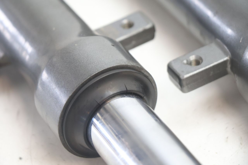 photo de Fork tube KYMCO AGILITY 4T 50 (2005 - 2018) - Vue rapprochée